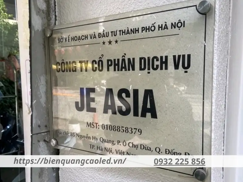 Bảng hiệu mica công ty có tính năng chịu nhiệt, chống va đập và trầy xước tốt