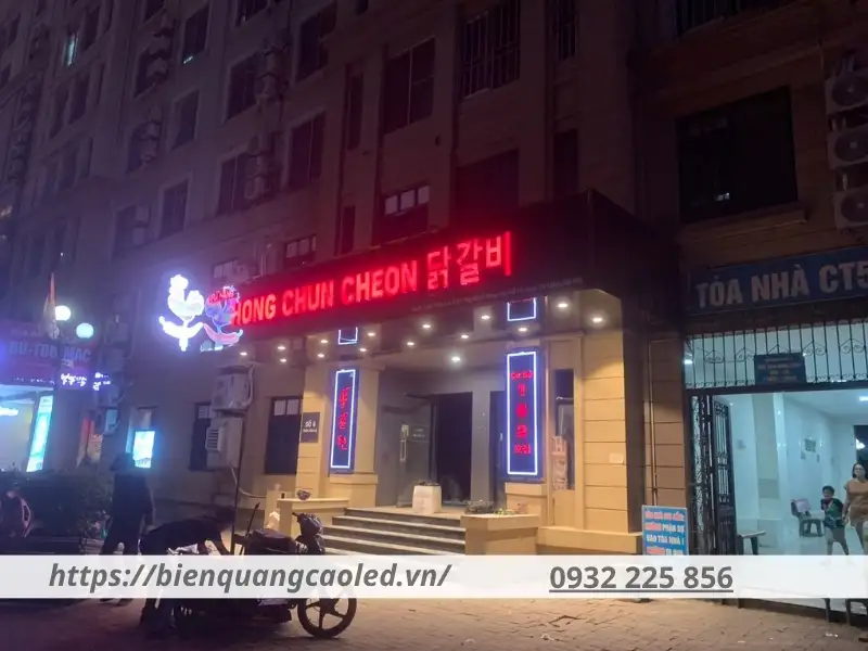 Bảng hiệu công ty kết hợp đèn tăng sự thu hút