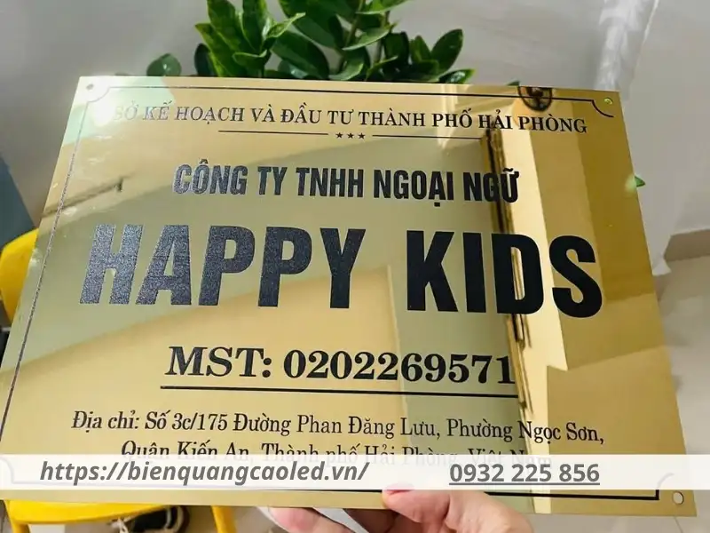 Bảng hiệu công ty có kích thước vừa phải để đảm bảo tính thẩm mỹ và tránh thủ tục phức tạp
