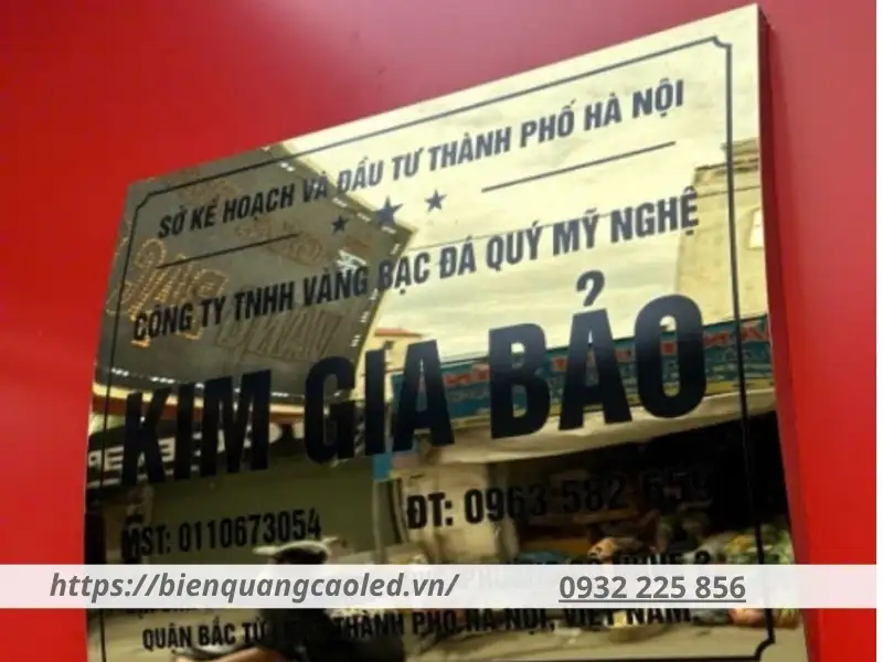 Bảng hiệu này thường gắn trước trụ sở của doanh nghiệp