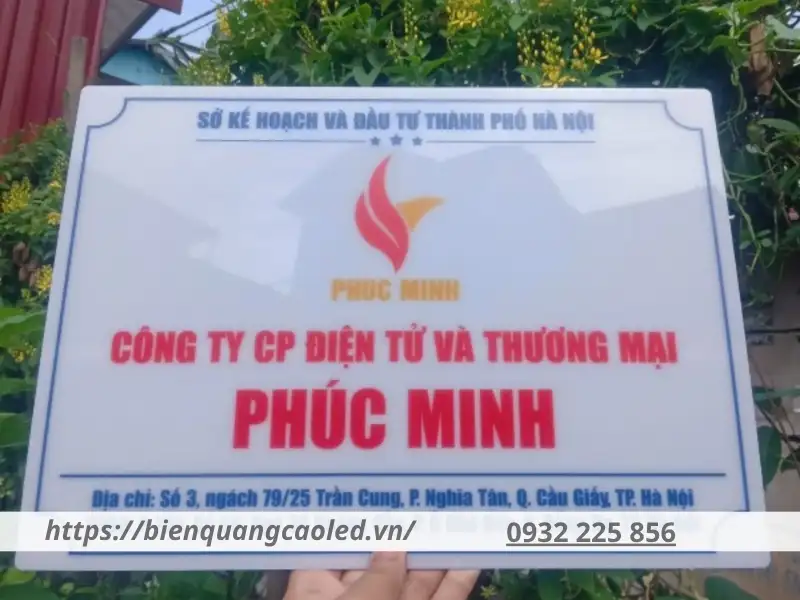 Bảng hiệu mica công ty có độ bền cao, dẻo dai, giá thành hợp lý