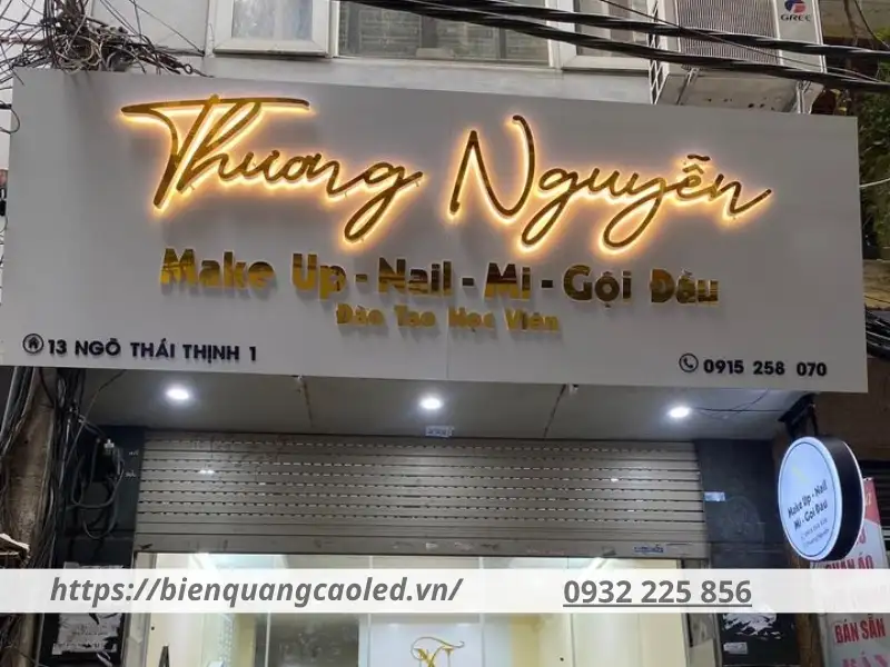 Bảng hiệu makeup đại diện cho thương hiệu làm đẹp, vì thế cần thiết kế thu hút, bắt mắt