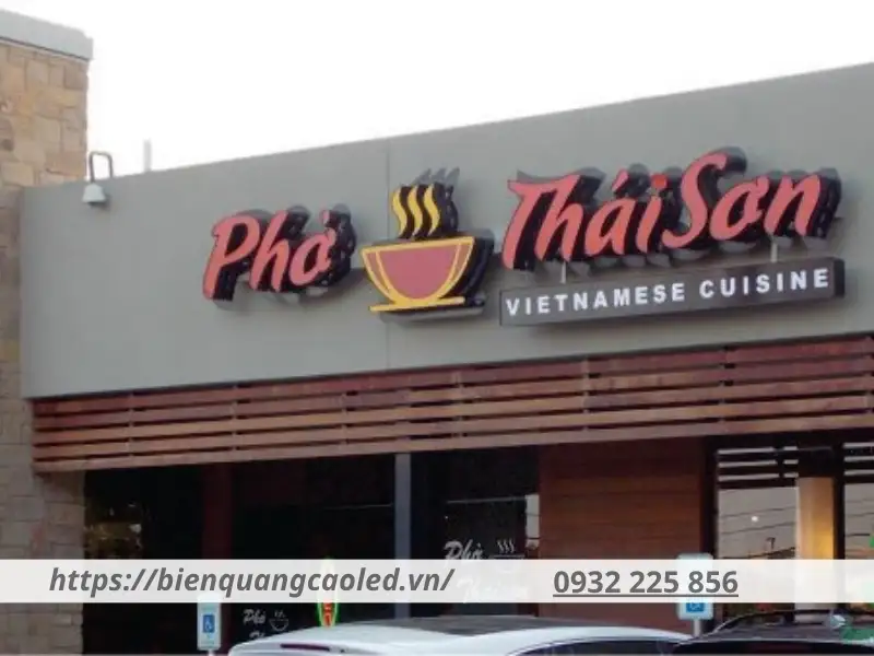 Biển quảng cáo bún phở sử dụng phổ biến là biển mica