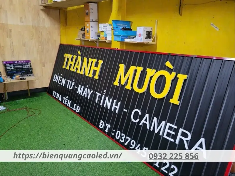 Yếu tố màu sắc và font chữ của biển quảng cáo rất quan trọng