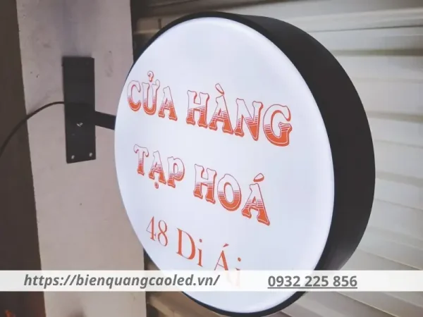 Một mẫu biển quảng cáo tạp hoá bằng chất liệu Mica độc đáo