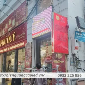 Biển quảng cáo cửa hàng vàng bạc thường có màu vàng, đỏ