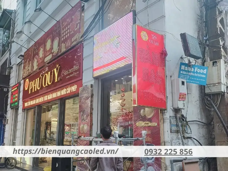 Biển quảng cáo cửa hàng vàng bạc thường có màu vàng, đỏ