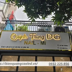 Biển quảng cáo nail-mi với font chữ nghệ thuật