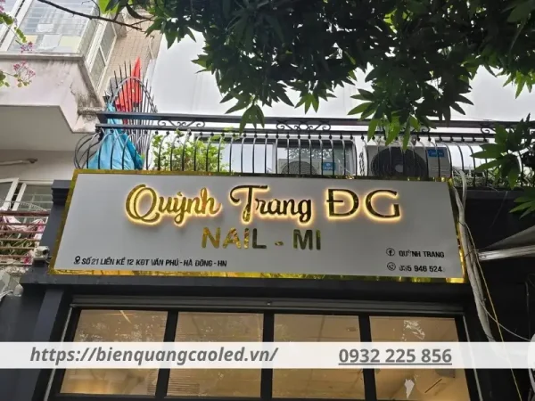 Biển quảng cáo nail-mi với font chữ nghệ thuật