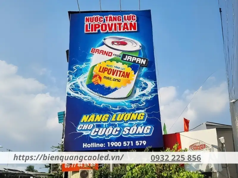 Biển quảng cáo nước giải khát tăng sự quan tâm và tạo ấn tượng với khách hàng