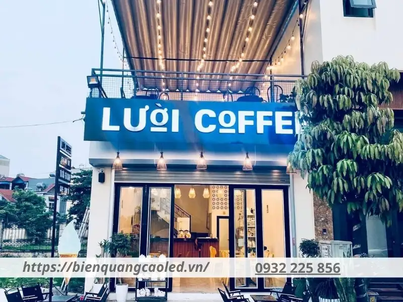 Mẫu biển chữ nổi inox kết hợp LED phù hợp với quán cafe