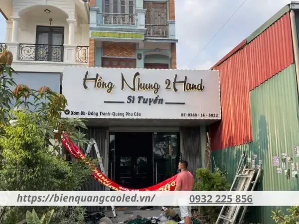Cần chú ý đến kích thước biển quảng cáo sao cho phù hợp với mặt tiền cửa hàng