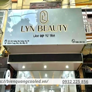 Biển quảng cáo đóng vai trò như “gương mặt đại diện” của thẩm mỹ viện