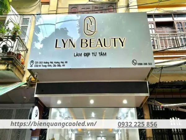 Biển quảng cáo đóng vai trò như “gương mặt đại diện” của thẩm mỹ viện