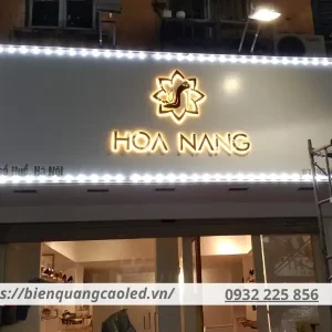 Biển quảng cáo kết hợp đèn led giúp nổi bật thương hiệu thẩm mỹ viện