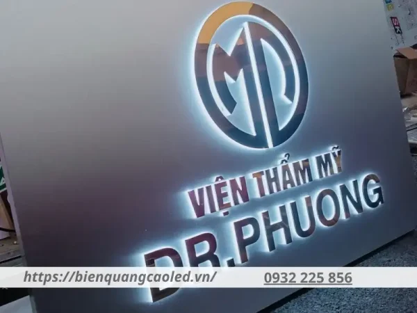 Biển quảng cáo thẩm mỹ viện thường có font chữ thanh lịch, dễ đọc