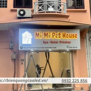 Màu sắc nhẹ nhàng được các chủ shop ưa chuộng làm biển 2025