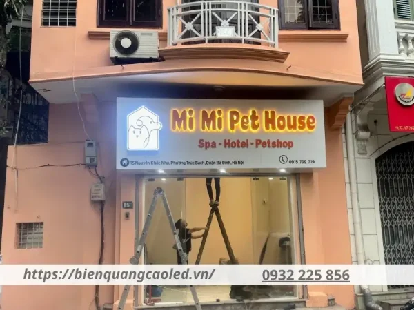 Màu sắc nhẹ nhàng được các chủ shop ưa chuộng làm biển 2025