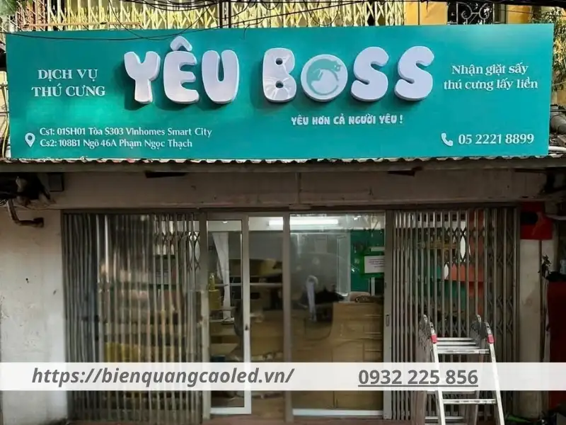 Biển Mica là xu hướng làm biển quảng cáo petshop 2025