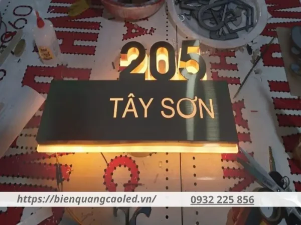 Biển số nhà có đèn LED là loại bảng hiệu có hệ thống đèn chiếu sáng bên trong