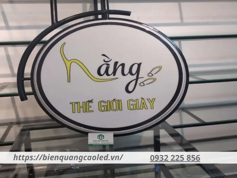Biển vẫy tròn có thể làm bằng chất liệu mica hoặc gỗ tự nhiên