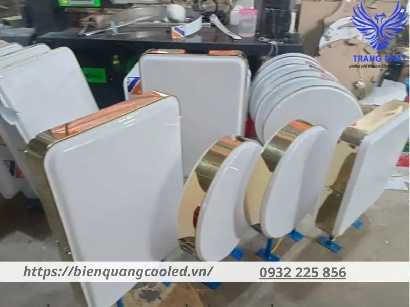 Biển vẫy vuông thường được làm bằng chất liệu Mica
