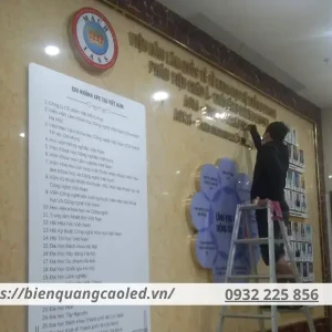 Quá trình lắp đặt biển quảng cáo trường học
