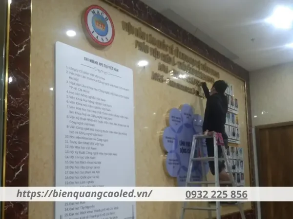 Quá trình lắp đặt biển quảng cáo trường học