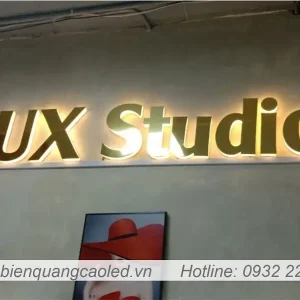 Bang hieu alu chu noi mica gan den led hat chan