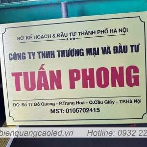 Bien ten cong ty gan tuong in UV