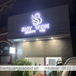 bien quang cao alu chu mica trang phat