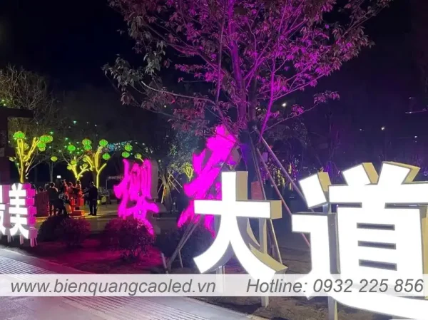 chu 3D sang den ngoai troi ban dem