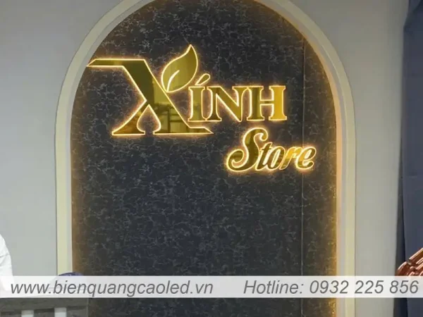 chu inox de mica chao sang chan