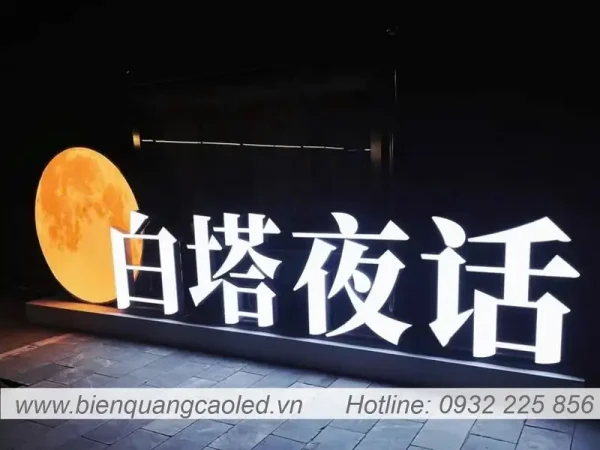 chu mo hinh khoi 3D san khau