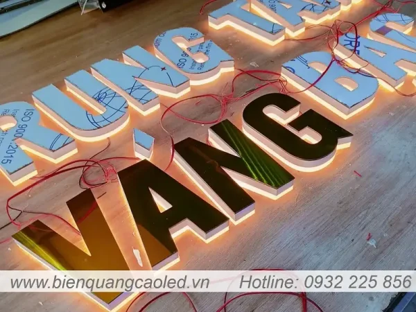 chu noi mica inox gan led hat sang chan
