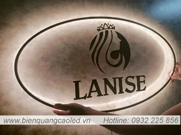 Bang hieu logo in UV mica 3mm sang den