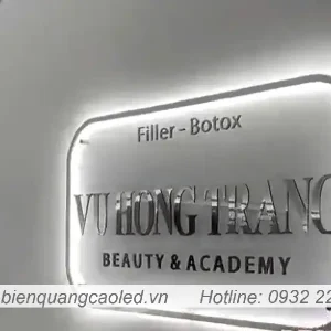 Bang hieu logo mica 3mm sang den dan chu