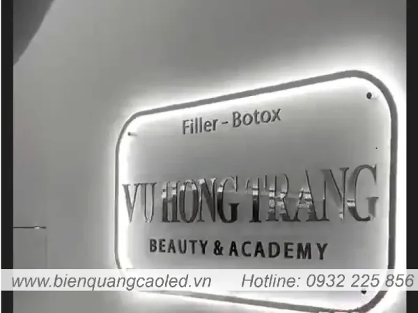 Bang hieu logo mica 3mm sang den dan chu