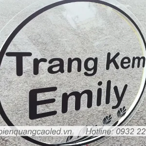 Bang hieu mica 3mm khong den in chu UV