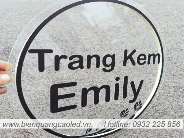 Bang hieu mica 3mm khong den in chu UV