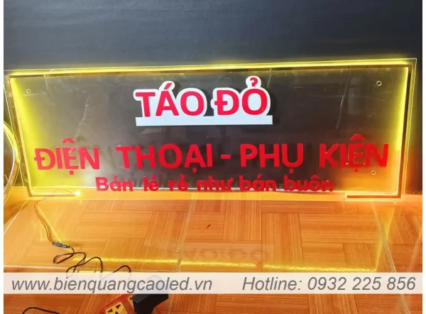 Bang hieu mica 3mm sang den chu dan