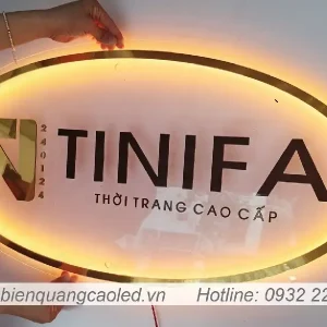 Bang hieu mica 3mm sang den dan chu