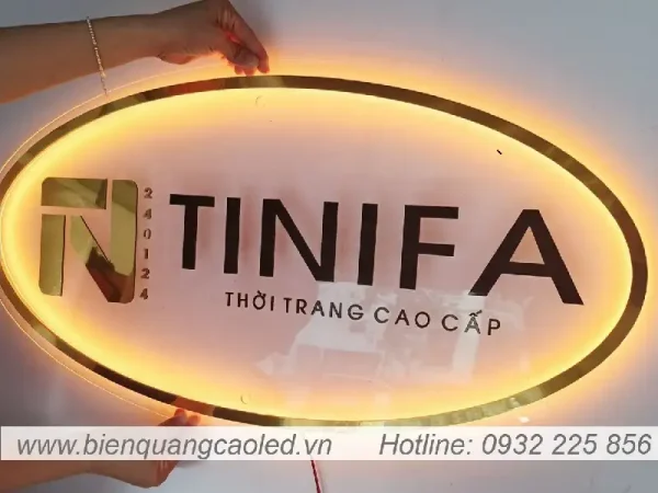 Bang hieu mica 3mm sang den dan chu