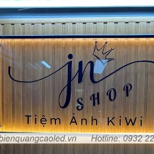 Bang hieu mica 3mm sang den in UV
