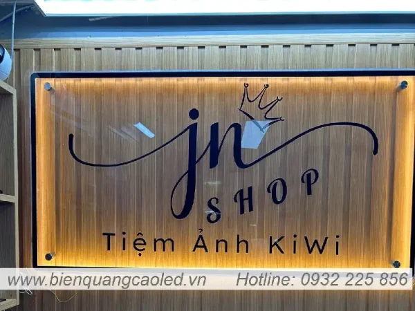 Bang hieu mica 3mm sang den in UV
