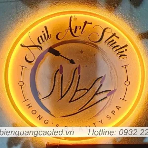 Bang hieu mica 3mm sang den in chu UV