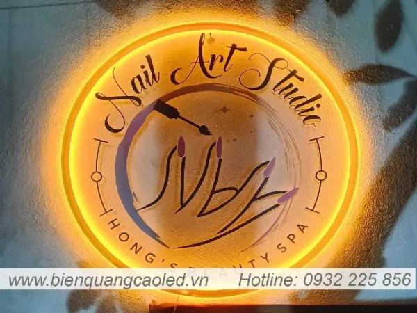 Bang hieu mica 3mm sang den in chu UV