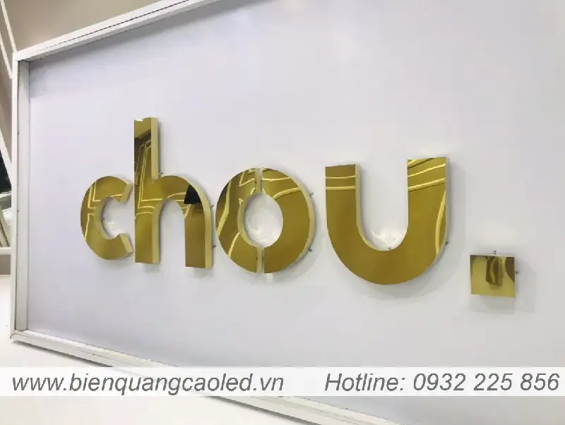 Bao gia lam logo inox khong sang den