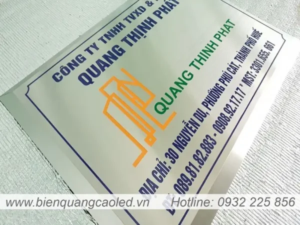 Bien cong ty inox trang vat chan
