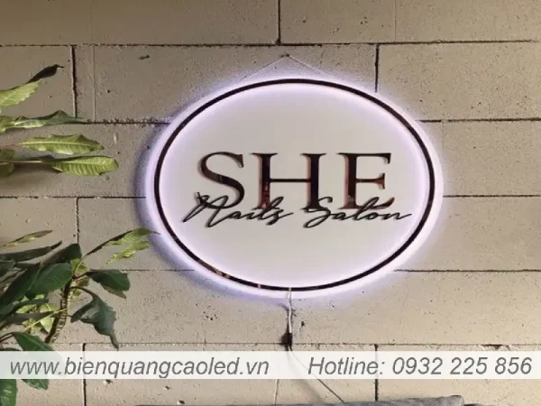 Bien hieu mica 3mm sang den dan chu